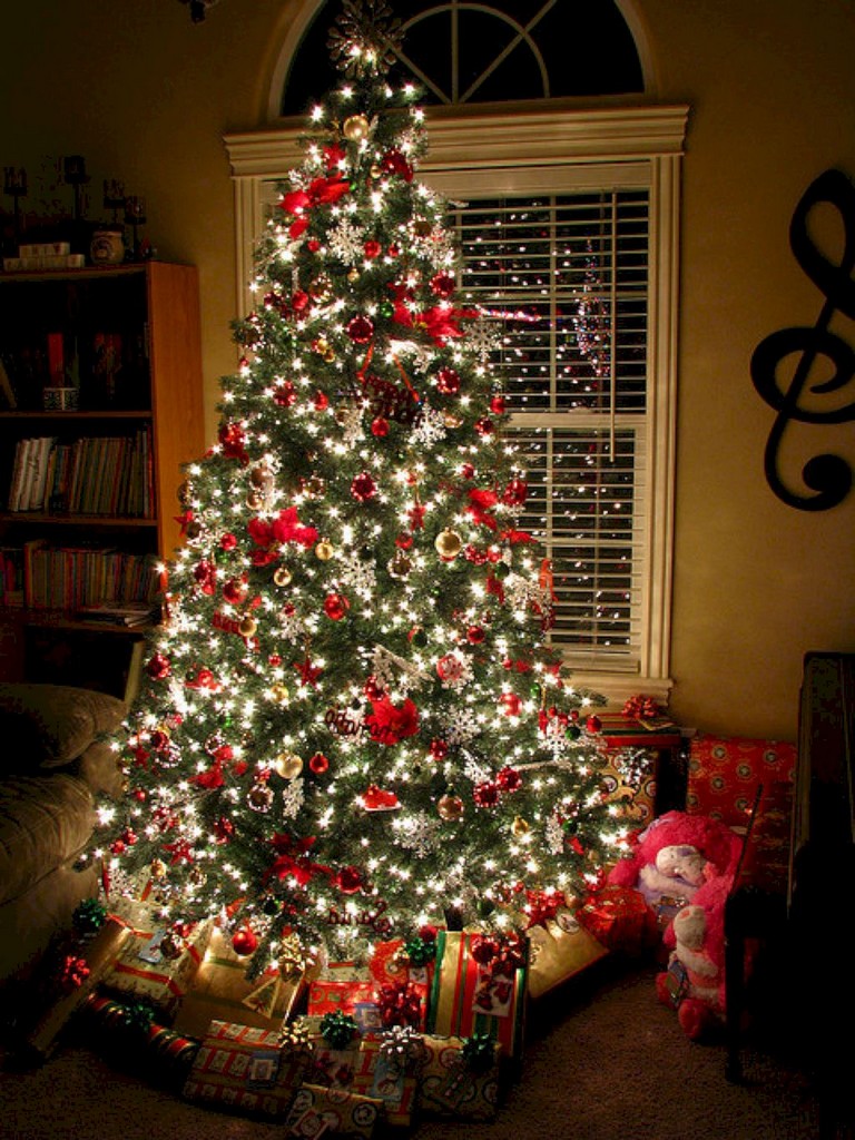 28+ Inspiring Festive Christmas Tree Decor Ideas - Page 13 of 30