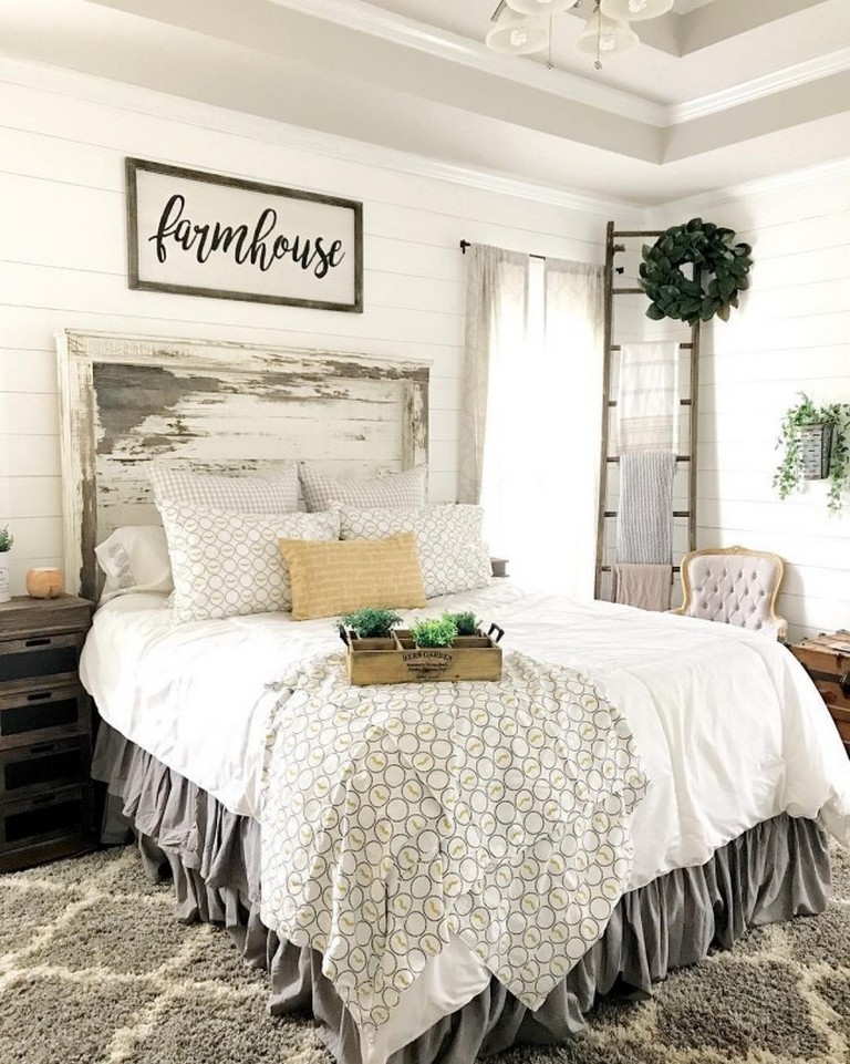 45 Simple Rustic Farmhouse Bedroom Decorating Ideas to Transform Your Bedroom - Page 4 of 52